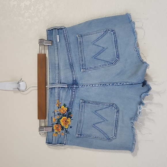 Mother Denim Patchie Shorts in Poppy Fields Floral Accent Denim Size 29 - Picture 14 of 15
